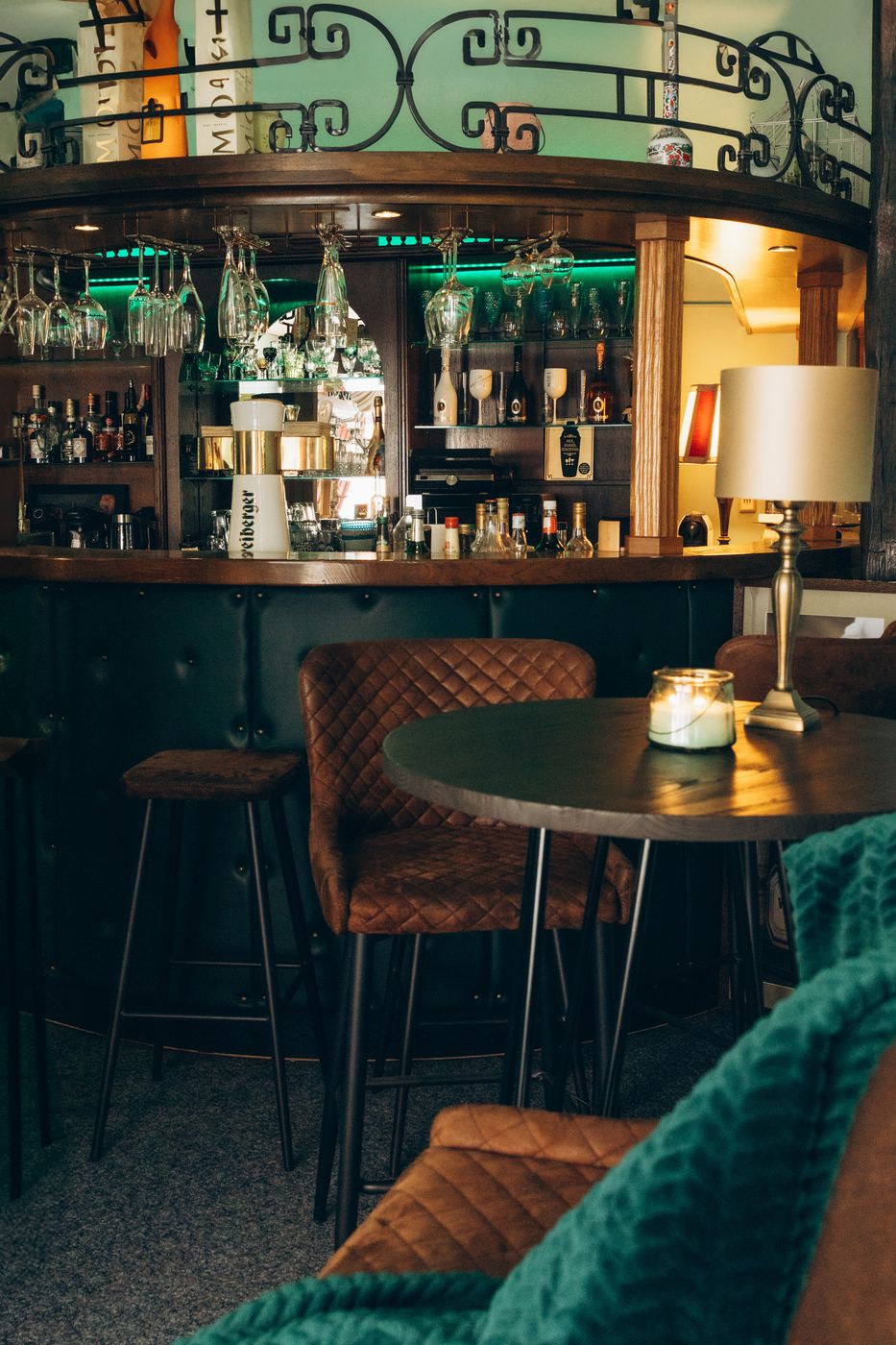 Bar mit Barhockern