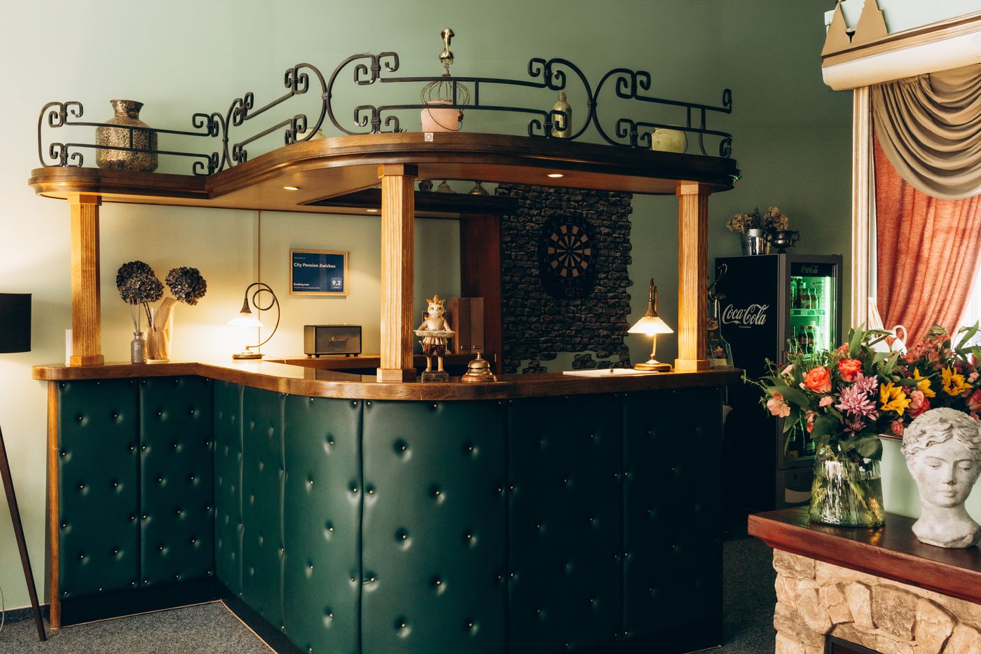 Empfang mit Bar und Theke