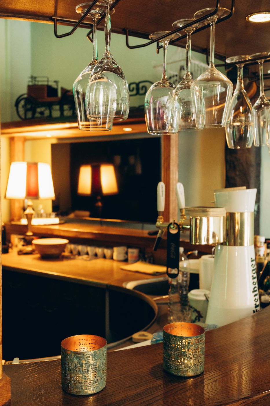 Bar mit Gläsern und Kerzen