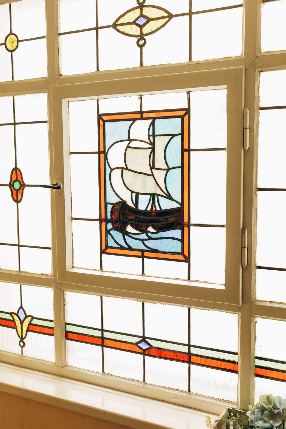 Buntglasfenster mit Segelschiff